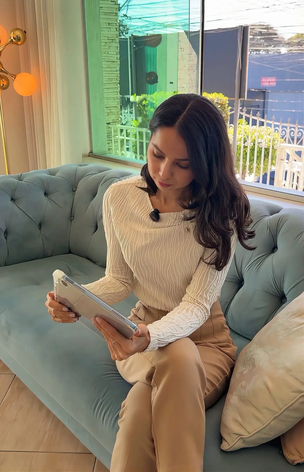 Dayane Silva em atendimento, com tablet
