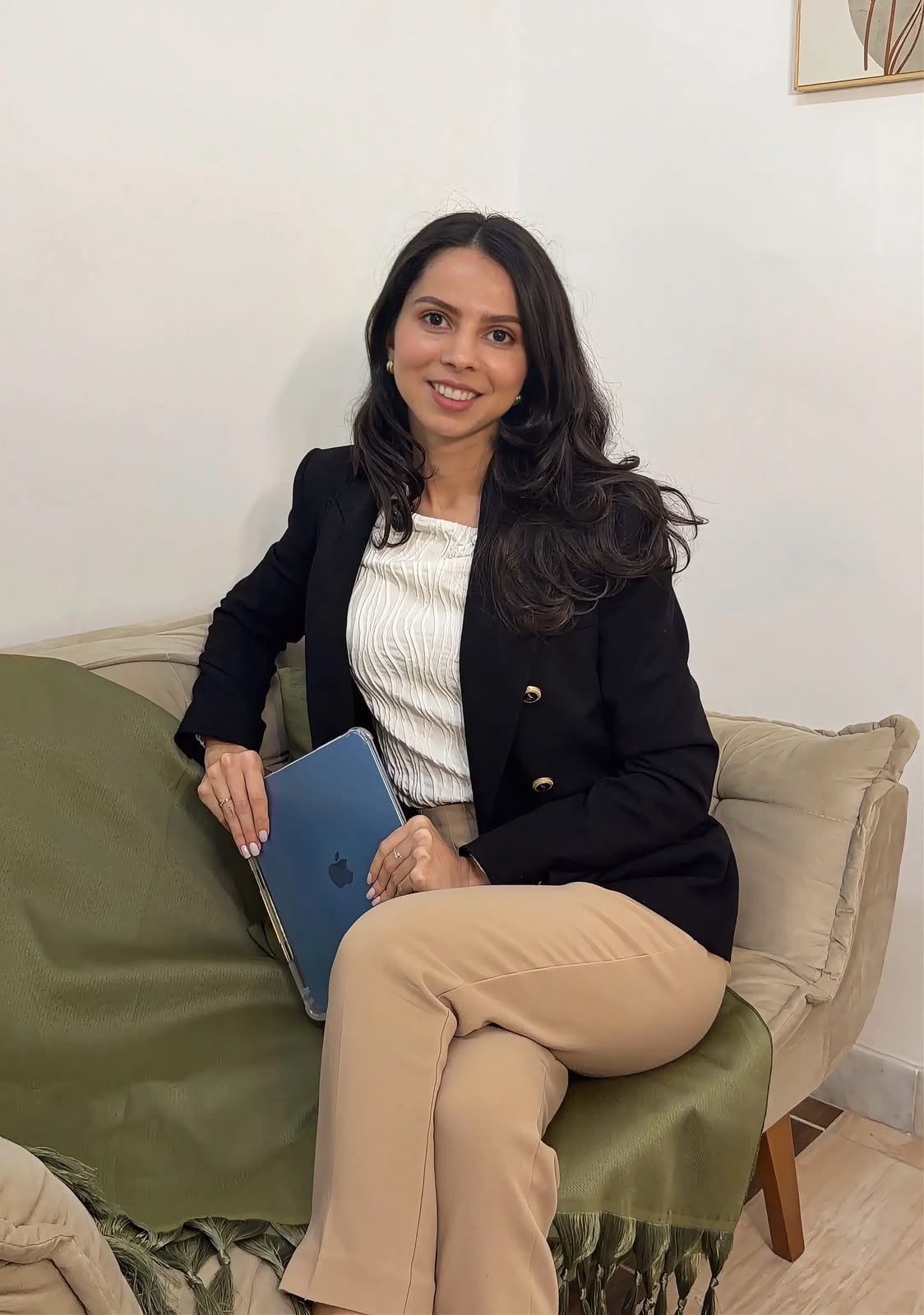 Dayane Silva sentada no consultório, sorrindo